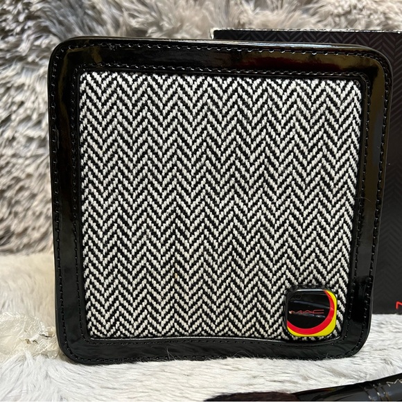 NIB MAC Herringbone Collection: 5 Basic Brush Set - Picture 3 of 8